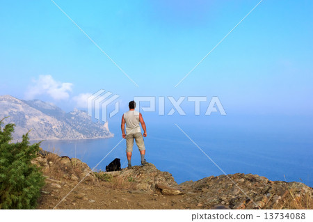 Traveler looks at the beautiful seascape from the mountain top 13734088