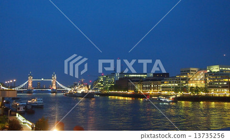 泰晤士河和倫敦橋夜視圖 13735256