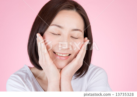 Middle women Middle women 13735328