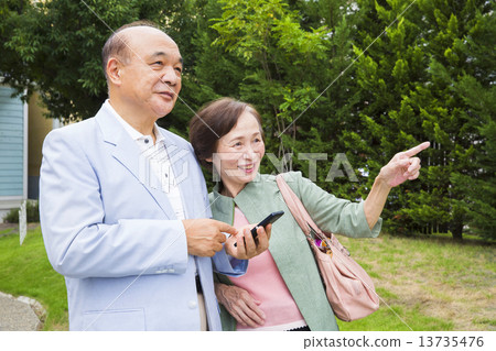年長夫婦 13735476