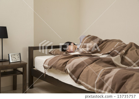 A man sleeping 13735757