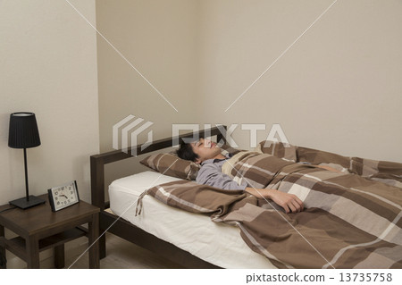 A man sleeping 13735758