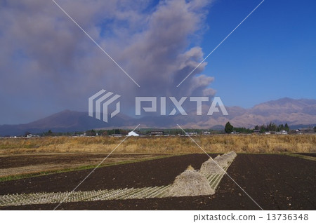 Shot from the southern Aso eruption of Aso in the world for the first time in 20 years Shot from the southern Aso eruption of Aso in the world for the first time in 20 years 13736348