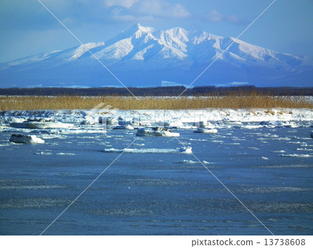 Dynasty lake in winter 13738608