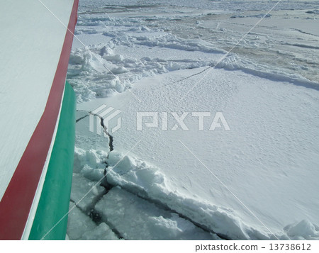觀光船在漂流冰海中旅行 觀光船在漂流冰海中旅行 13738612
