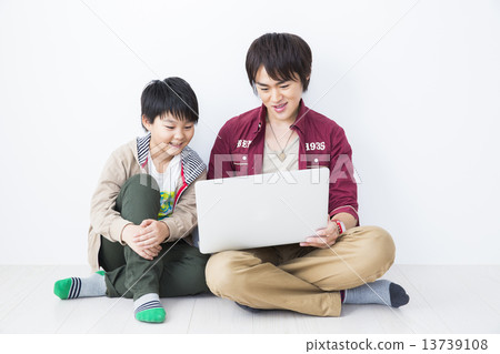 年輕男子和男孩 年輕男子和男孩 13739108