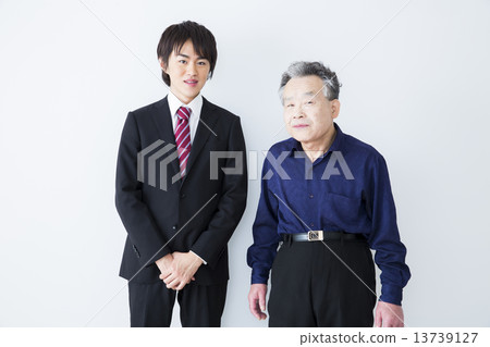 新生和高級男性 13739127