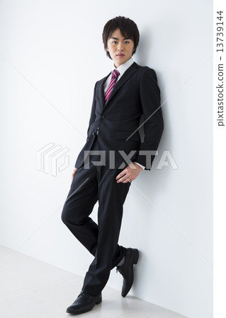 A young man in a suit 13739144