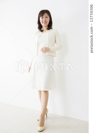 Portrait middle women 13739306