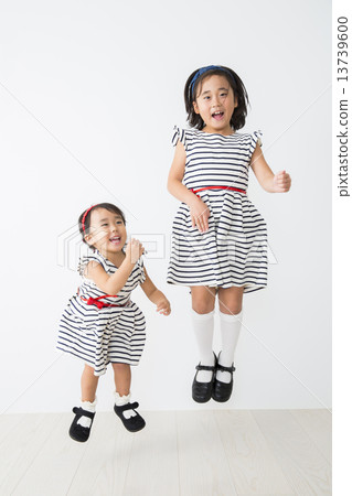 2 girls 2 girls 13739600