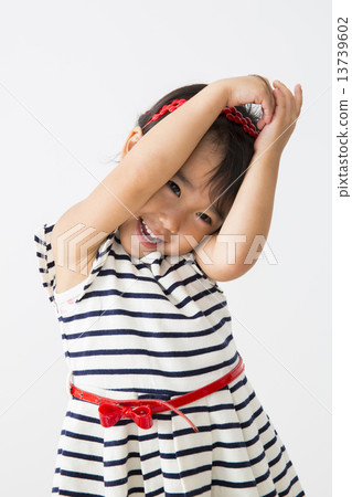 3 year old girl 13739602