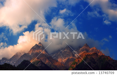 sunset 13740709