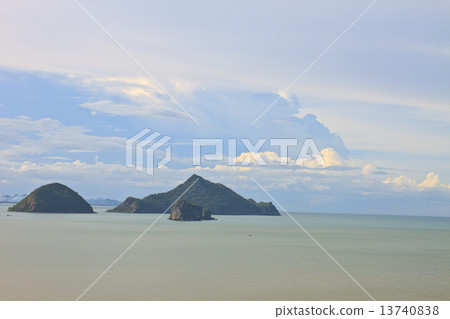 Beautiful tropical island, beach landscape 13740838