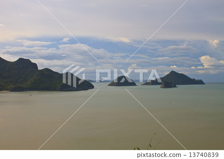 Beautiful tropical island, beach landscape 13740839