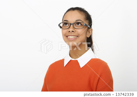 戴眼鏡的亞裔婦女 13742339