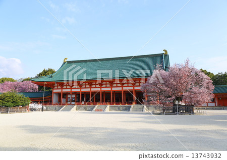 京都春天的平安神宮 13743932