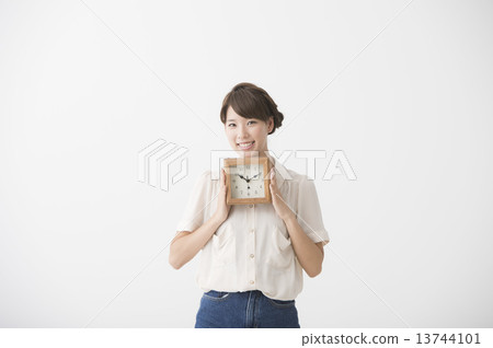 woman with watch 13744101