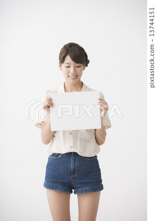 有白板的一名婦女 有白板的一名婦女 13744151