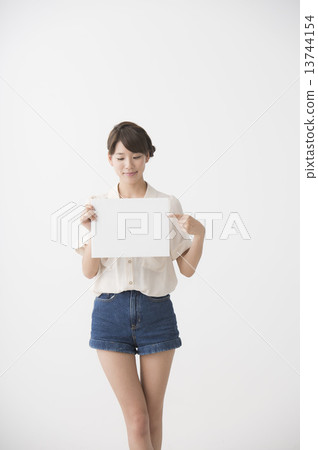 有白板的一名婦女 有白板的一名婦女 13744154