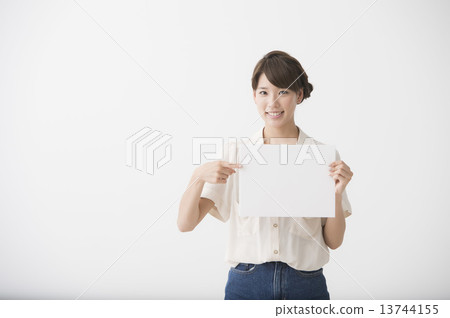 有白板的一名婦女 有白板的一名婦女 13744155