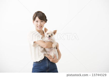 拿著狗的婦女 13744329