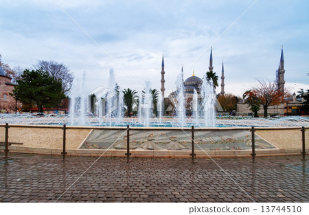 Blue Mosque in Istanbul, Sultanahmet Square Blue Mosque in Istanbul, Sultanahmet Square 13744510