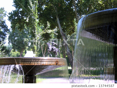 Tashkent fountain in front of Amir Temur monument 2007 13744587