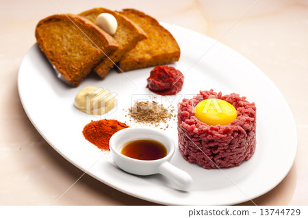 sirloin steak tartare 13744729