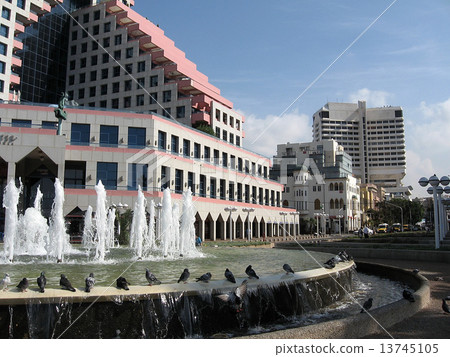 Tel Aviv Beyt HaOpera fountain 2009 13745105