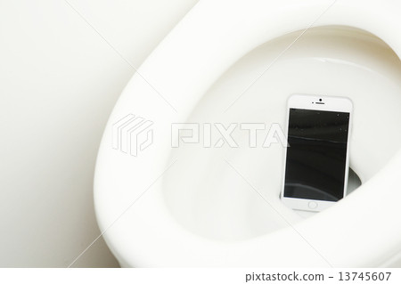 一部智能手機掉入廁所 13745607