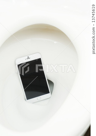 一部智能手機掉入廁所 13745619