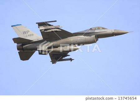 F-16C戰鬥獵鷹戰鬥機的USF韓國空軍飛行在陽光明媚的冬天的天空背景下 F-16C戰鬥獵鷹戰鬥機的USF韓國空軍飛行在陽光明媚的冬天的天空背景下 13745654