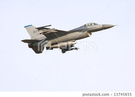 F-16C戰鬥美國空軍飛行的獵鷹戰鬥機以晴朗的冬天天空為背景 F-16C戰鬥美國空軍飛行的獵鷹戰鬥機以晴朗的冬天天空為背景 13745655