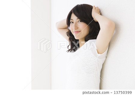 young woman      13750399