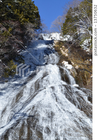 冬天的瀑布 13750632