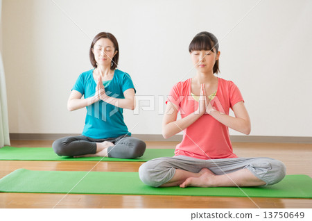 Women who do yoga Women who do yoga 13750649