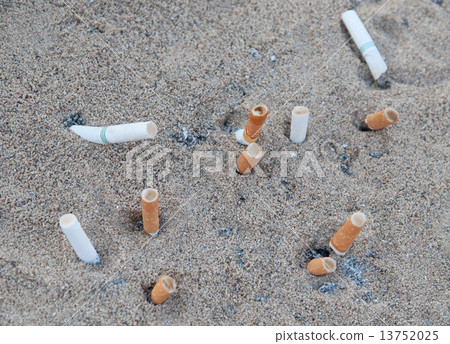 Cigarette in a ashtray. Cigarette in a ashtray. 13752025