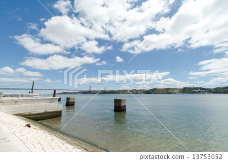 Okawa large suspension bridge White cloud spreading in the sky 13753052