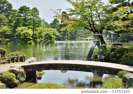Kenrokuen garden lantern bridge rainbow bridge 13753103