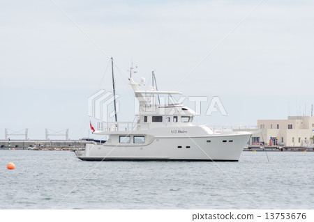 A white cruiser that will anchor A white cruiser that will anchor 13753676