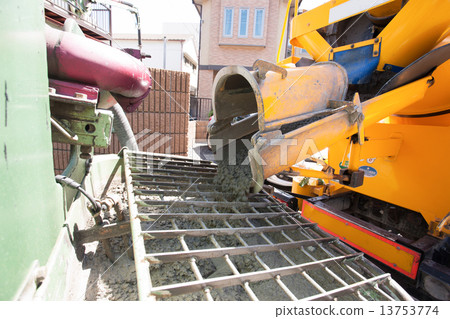 未加工的烹飪器材射入從房子建築攪拌器汽車的泵浦汽車 未加工的烹飪器材射入從房子建築攪拌器汽車的泵浦汽車 13753774