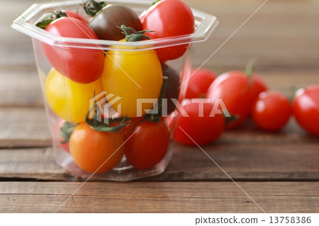 Various kinds of cherry tomatoes in plastic cups 13758386