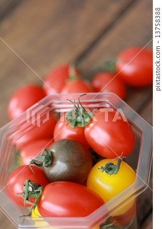 Various kinds of cherry tomatoes in plastic cups 13758388