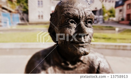 Bronze grandpa monument Bronze grandpa monument 13758913