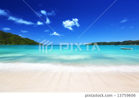 beach at Prtaslin island, Seychelles beach at Prtaslin island, Seychelles 13759606