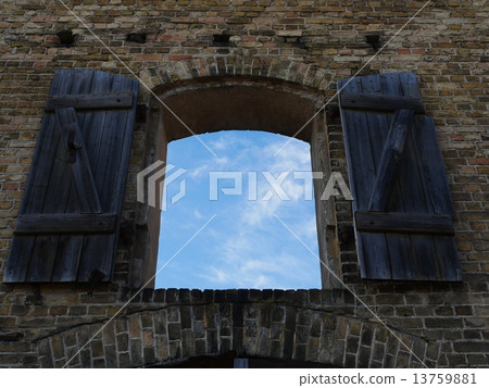 Arched window overlooking the sky 13759881