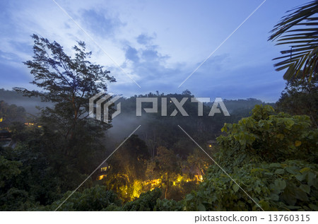 早晨的天堂般的光芒 13760315