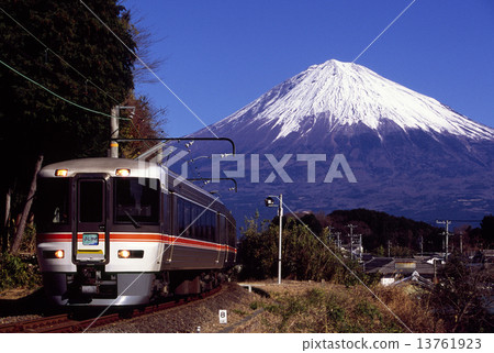 Limited Express "Fuji river" that runs the Minobu over the back of Mt. Fuji with a crown of snow 13761923