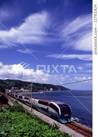 251系列“Superview Odoriko”沿著伊豆的海岸線奔跑 13761924