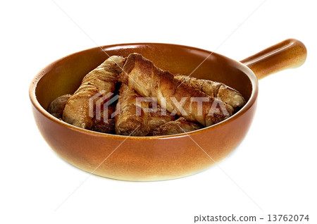 sausages wrapped in bacon in a frying pan, chevapchichi on white background sausages wrapped in bacon in a frying pan, chevapchichi on white background 13762074